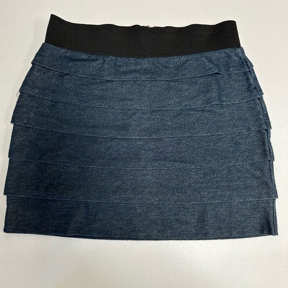 Express mini skirt. - Picture 2 of 4